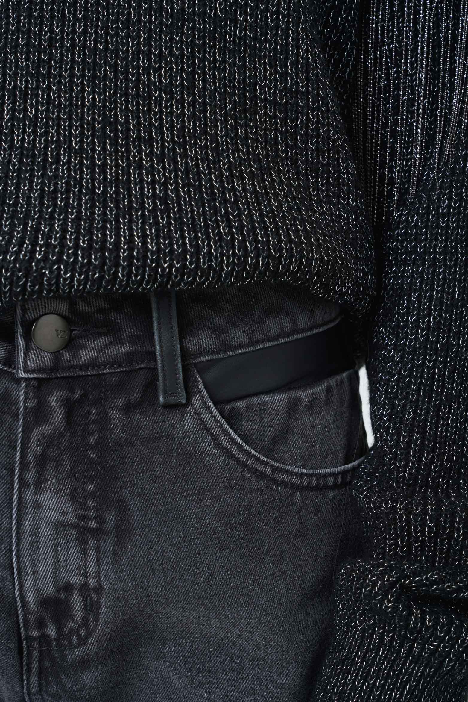Jean Vega en black denim para mujer detalle cuero-1745339361477